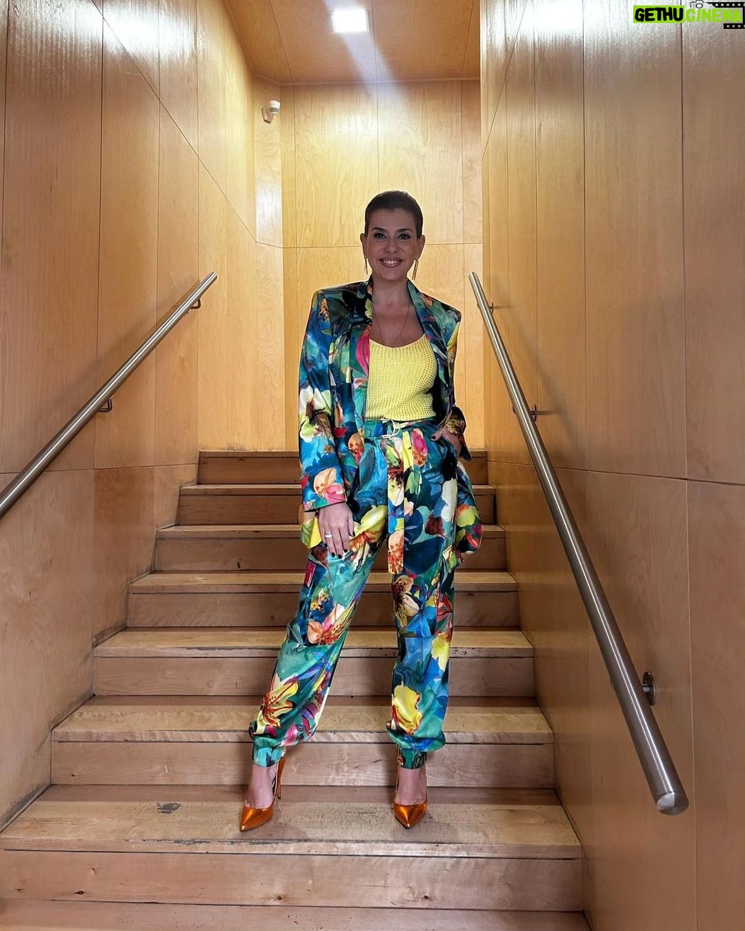Mónica Sintra Instagram - Hoje há desfile de talentos com um sabor a Carnaval no "Estrelas ao Sábado". Conto convosco desse lado? Quem vai ver, ponha ☝️. 💇♀️ @antoniocortezatelier 💄 @paulacarmo.makeup 👗 @muonti_dress_code