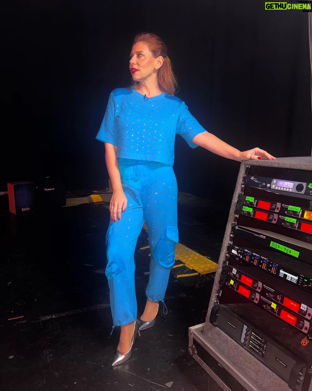 Mónica Sintra Instagram - Na penúltima semifinal do "Estrelas ao Sábado" damos a volta ao país para encontrar os melhores dos melhores talentos da música popular portuguesa. Contamos convosco desse lado da TV? 📺 💇♀️ @antoniocortezatelier 💄 @paulacarmo.makeup 👗 @muonti_dress_code