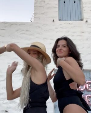 Müge Bayramoğlu Instagram - Mambo number nine👯‍♀️ #denizbachelorette