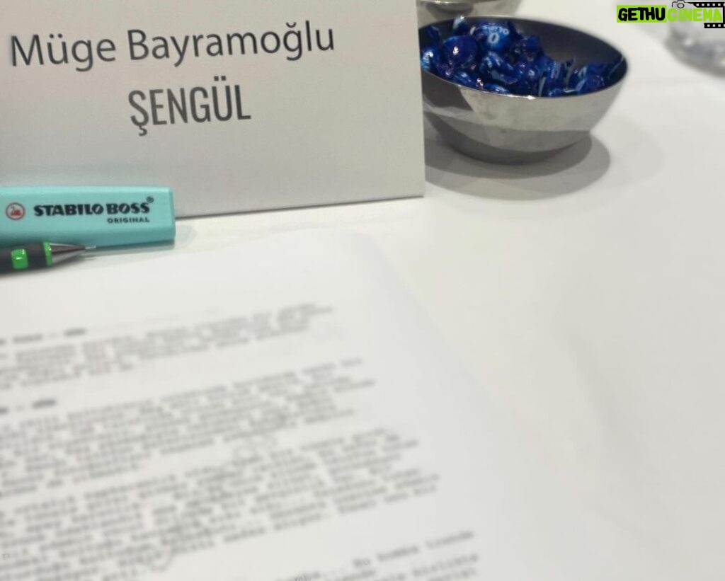 Müge Bayramoğlu Instagram - Selam ben Şengül. Stresten iki haftada bir çıkarttığım uçuğum ve ben bu akşam saat 20.00’de Fox tv’deyiz🤍 #gaddar