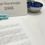 Müge Bayramoğlu Instagram – Selam ben Şengül. Stresten iki haftada bir çıkarttığım uçuğum ve ben bu akşam saat 20.00’de Fox tv’deyiz🤍 #gaddar