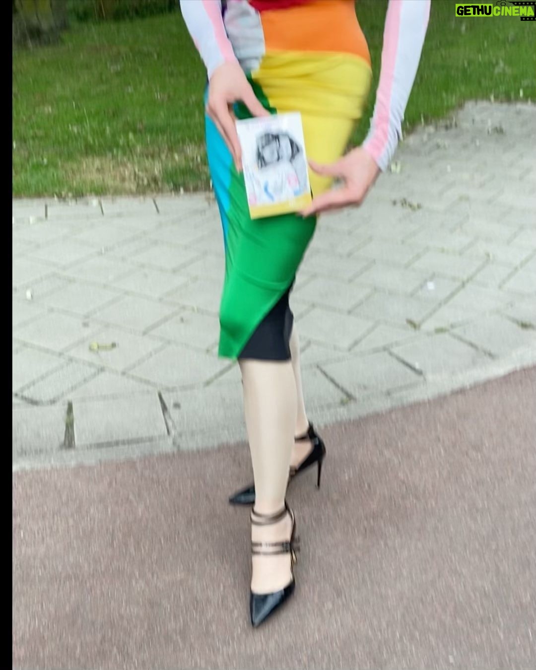 Ma'Ma Queen - 1.3K Likes - Dragqueens love coins! Helemaal deze bijzondere munt. Dit is namelijk de herdenkingsmunt dat het @cocnld 50 jaar geleden erkenning kreeg. Daarom heeft @royaldutchmint deze speciale limited edition munt geslagen.
Het coc is een belangenorganisatie die zich al ruim 60 jaar inzet voor acceptatie en emancipatie van de lgbtqia+ communitie. Waarvan dus 50 jaar als door het koningshuis erkend.
Mijn eerste queer avond in Doetinchem, waar ik ben geboren en opgegroeid, was een COC avond in een buurthuis. Hoe meer ik mn queer identiteit heb ontdekt des te vaker ik deze organisatie tegen kwam. We hopen natuurlijk dat deze organisatie op een gegeven moment niet meer nodig is omdat we allemaal veilig ons zelf kunnen zijn. Maar het tegenover gestelde is helaas waar. Daarom zijn organisaties zoals het COC ontzettend belangrijk.
Ik dacht voor deze gelegenheid ga ik lekker de straat op, om te laten zien dat ik me niet uit het veld laat slaan en mn plek in de maatschappij claim, zichtbaar ben en mezelf ben waar ik ook kom!
@cocnld bedankt voor jullie kracht, doorzettingsvermogen en inspiratie. En natuurlijk bedankt dat ik deze bijzondere munt heb mogen ontvangen!
Je kan je eigen munt bestellen op www.knm.nl/coc #royaldutchmint #munt #coin #coc