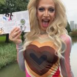 Ma’Ma Queen Instagram – Dragqueens love coins! Helemaal deze bijzondere munt. Dit is namelijk de herdenkingsmunt dat het @cocnld 50 jaar geleden erkenning kreeg. Daarom heeft @royaldutchmint deze speciale limited edition munt geslagen. 
Het coc is een belangenorganisatie die zich al ruim 60 jaar inzet voor acceptatie en emancipatie van de lgbtqia+ communitie. Waarvan dus 50 jaar als door het koningshuis erkend. 
Mijn eerste queer avond in Doetinchem, waar ik ben geboren en opgegroeid, was een COC avond in een buurthuis. Hoe meer ik mn queer identiteit heb ontdekt des te vaker ik deze organisatie tegen kwam. We hopen natuurlijk dat deze organisatie op een gegeven moment niet meer nodig is omdat we allemaal veilig ons zelf kunnen zijn. Maar het tegenover gestelde is helaas waar. Daarom zijn organisaties zoals het COC ontzettend belangrijk. 
Ik dacht voor deze gelegenheid ga ik lekker de straat op, om te laten zien dat ik me niet uit het veld laat slaan en mn plek in de maatschappij claim, zichtbaar ben en mezelf ben waar ik ook kom! 
@cocnld bedankt voor jullie kracht, doorzettingsvermogen en inspiratie. En natuurlijk bedankt dat ik deze bijzondere munt heb mogen ontvangen! 
Je kan je eigen munt bestellen op www.knm.nl/coc #royaldutchmint #munt #coin #coc