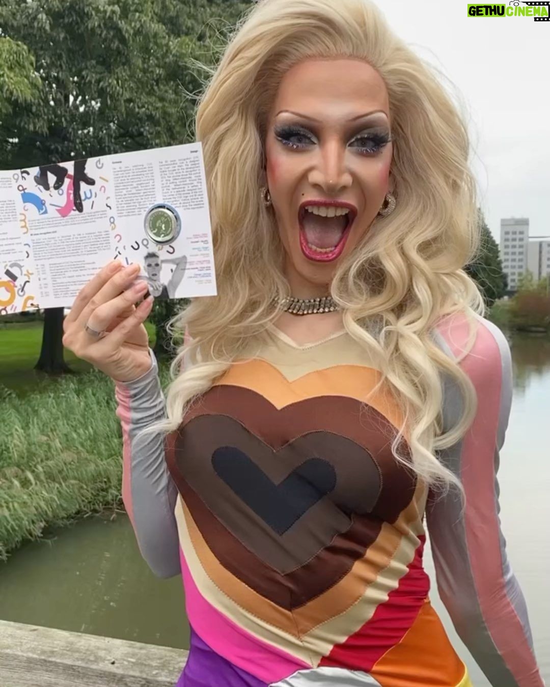 Ma'Ma Queen - 1.3K Likes - Dragqueens love coins! Helemaal deze bijzondere munt. Dit is namelijk de herdenkingsmunt dat het @cocnld 50 jaar geleden erkenning kreeg. Daarom heeft @royaldutchmint deze speciale limited edition munt geslagen.
Het coc is een belangenorganisatie die zich al ruim 60 jaar inzet voor acceptatie en emancipatie van de lgbtqia+ communitie. Waarvan dus 50 jaar als door het koningshuis erkend.
Mijn eerste queer avond in Doetinchem, waar ik ben geboren en opgegroeid, was een COC avond in een buurthuis. Hoe meer ik mn queer identiteit heb ontdekt des te vaker ik deze organisatie tegen kwam. We hopen natuurlijk dat deze organisatie op een gegeven moment niet meer nodig is omdat we allemaal veilig ons zelf kunnen zijn. Maar het tegenover gestelde is helaas waar. Daarom zijn organisaties zoals het COC ontzettend belangrijk.
Ik dacht voor deze gelegenheid ga ik lekker de straat op, om te laten zien dat ik me niet uit het veld laat slaan en mn plek in de maatschappij claim, zichtbaar ben en mezelf ben waar ik ook kom!
@cocnld bedankt voor jullie kracht, doorzettingsvermogen en inspiratie. En natuurlijk bedankt dat ik deze bijzondere munt heb mogen ontvangen!
Je kan je eigen munt bestellen op www.knm.nl/coc #royaldutchmint #munt #coin #coc