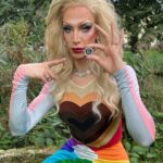 Ma’Ma Queen Instagram – Dragqueens love coins! Helemaal deze bijzondere munt. Dit is namelijk de herdenkingsmunt dat het @cocnld 50 jaar geleden erkenning kreeg. Daarom heeft @royaldutchmint deze speciale limited edition munt geslagen. 
Het coc is een belangenorganisatie die zich al ruim 60 jaar inzet voor acceptatie en emancipatie van de lgbtqia+ communitie. Waarvan dus 50 jaar als door het koningshuis erkend. 
Mijn eerste queer avond in Doetinchem, waar ik ben geboren en opgegroeid, was een COC avond in een buurthuis. Hoe meer ik mn queer identiteit heb ontdekt des te vaker ik deze organisatie tegen kwam. We hopen natuurlijk dat deze organisatie op een gegeven moment niet meer nodig is omdat we allemaal veilig ons zelf kunnen zijn. Maar het tegenover gestelde is helaas waar. Daarom zijn organisaties zoals het COC ontzettend belangrijk. 
Ik dacht voor deze gelegenheid ga ik lekker de straat op, om te laten zien dat ik me niet uit het veld laat slaan en mn plek in de maatschappij claim, zichtbaar ben en mezelf ben waar ik ook kom! 
@cocnld bedankt voor jullie kracht, doorzettingsvermogen en inspiratie. En natuurlijk bedankt dat ik deze bijzondere munt heb mogen ontvangen! 
Je kan je eigen munt bestellen op www.knm.nl/coc #royaldutchmint #munt #coin #coc