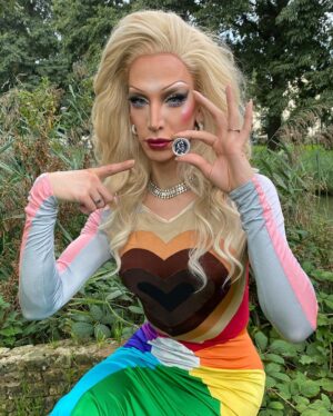 Ma'Ma Queen Instagram - Dragqueens love coins! Helemaal deze bijzondere munt. Dit is namelijk de herdenkingsmunt dat het @cocnld 50 jaar geleden erkenning kreeg. Daarom heeft @royaldutchmint deze speciale limited edition munt geslagen. 
Het coc is een belangenorganisatie die zich al ruim 60 jaar inzet voor acceptatie en emancipatie van de lgbtqia+ communitie. Waarvan dus 50 jaar als door het koningshuis erkend. 
Mijn eerste queer avond in Doetinchem, waar ik ben geboren en opgegroeid, was een COC avond in een buurthuis. Hoe meer ik mn queer identiteit heb ontdekt des te vaker ik deze organisatie tegen kwam. We hopen natuurlijk dat deze organisatie op een gegeven moment niet meer nodig is omdat we allemaal veilig ons zelf kunnen zijn. Maar het tegenover gestelde is helaas waar. Daarom zijn organisaties zoals het COC ontzettend belangrijk. 
Ik dacht voor deze gelegenheid ga ik lekker de straat op, om te laten zien dat ik me niet uit het veld laat slaan en mn plek in de maatschappij claim, zichtbaar ben en mezelf ben waar ik ook kom! 
@cocnld bedankt voor jullie kracht, doorzettingsvermogen en inspiratie. En natuurlijk bedankt dat ik deze bijzondere munt heb mogen ontvangen! 
Je kan je eigen munt bestellen op www.knm.nl/coc #royaldutchmint #munt #coin #coc