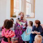 Ma’Ma Queen Instagram – Afgelopen zondag waren @iammamaqueen en de @bozebitchesboekenclub_ weer op bezoek voor een Drag Reading Hour!

Er werd gemake-upt, voorgelezen (ja, inderdaad weer uit ‘DE NEEhoorn’) en de snoepjes en popcorn gingen hard (en werden de volgende dag nog in alle hoeken van The Writer’s Guide gevonden). Kortom: een topmiddag! 

Tot de volgende! 🏳️‍🌈

#dragstorytime #reading #bookclub #feministbookclub #rotterdam The Writer’s Guide