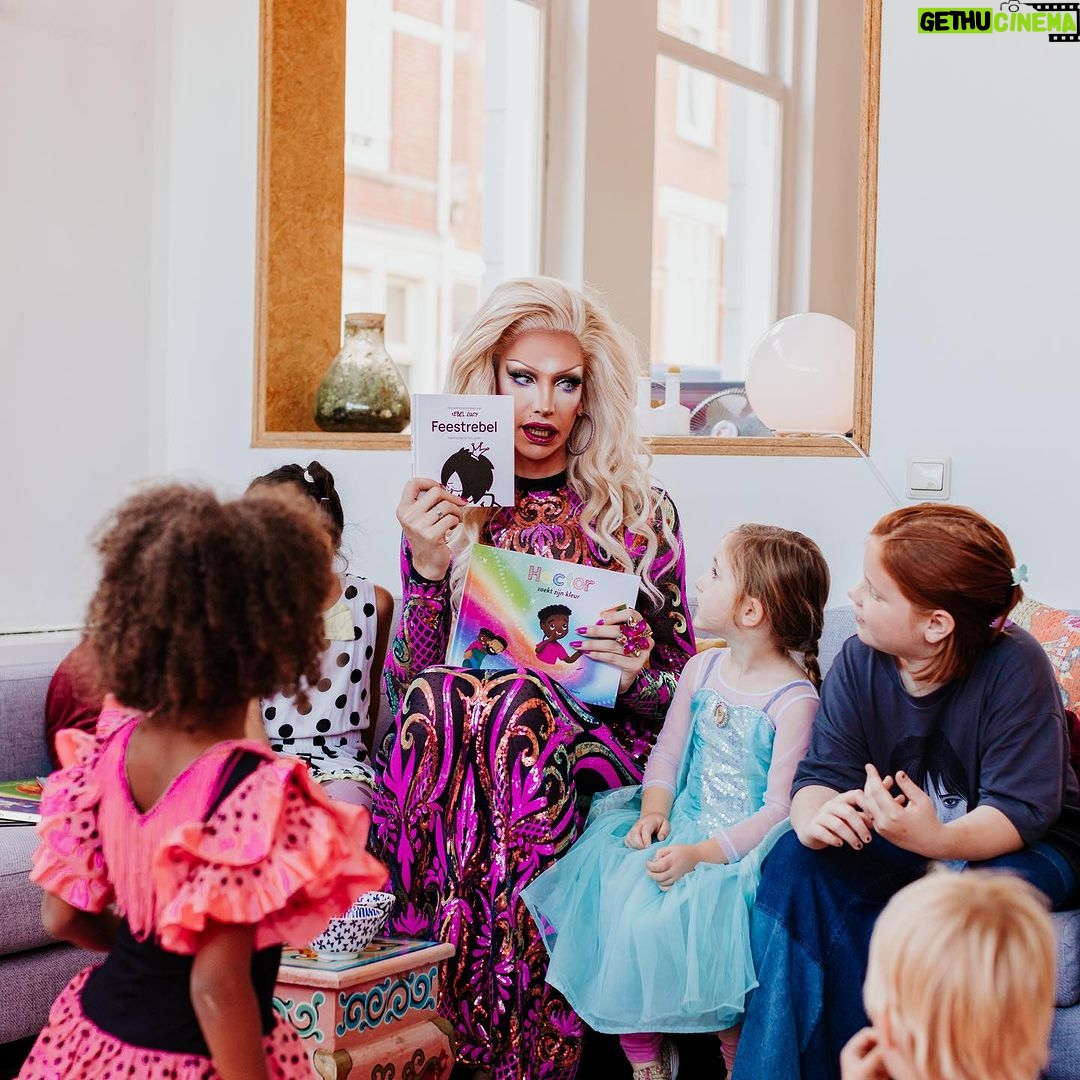 Ma'Ma Queen Instagram - Afgelopen zondag waren @iammamaqueen en de @bozebitchesboekenclub_ weer op bezoek voor een Drag Reading Hour! Er werd gemake-upt, voorgelezen (ja, inderdaad weer uit ‘DE NEEhoorn’) en de snoepjes en popcorn gingen hard (en werden de volgende dag nog in alle hoeken van The Writer’s Guide gevonden). Kortom: een topmiddag! Tot de volgende! 🏳️🌈 #dragstorytime #reading #bookclub #feministbookclub #rotterdam The Writer's Guide