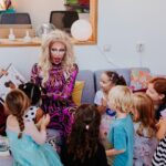 Ma’Ma Queen Instagram – Afgelopen zondag waren @iammamaqueen en de @bozebitchesboekenclub_ weer op bezoek voor een Drag Reading Hour!

Er werd gemake-upt, voorgelezen (ja, inderdaad weer uit ‘DE NEEhoorn’) en de snoepjes en popcorn gingen hard (en werden de volgende dag nog in alle hoeken van The Writer’s Guide gevonden). Kortom: een topmiddag! 

Tot de volgende! 🏳️‍🌈

#dragstorytime #reading #bookclub #feministbookclub #rotterdam The Writer’s Guide