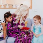 Ma’Ma Queen Instagram – Afgelopen zondag waren @iammamaqueen en de @bozebitchesboekenclub_ weer op bezoek voor een Drag Reading Hour!

Er werd gemake-upt, voorgelezen (ja, inderdaad weer uit ‘DE NEEhoorn’) en de snoepjes en popcorn gingen hard (en werden de volgende dag nog in alle hoeken van The Writer’s Guide gevonden). Kortom: een topmiddag! 

Tot de volgende! 🏳️‍🌈

#dragstorytime #reading #bookclub #feministbookclub #rotterdam The Writer’s Guide