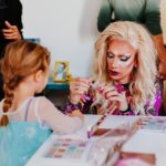 Ma’Ma Queen Instagram – Afgelopen zondag waren @iammamaqueen en de @bozebitchesboekenclub_ weer op bezoek voor een Drag Reading Hour!
Er werd gemake-upt, voorgelezen (ja, inderdaad weer uit ‘DE NEEhoorn’) en de snoepjes en popcorn gingen hard (en werden de volgende dag nog in alle hoeken van The Writer’s Guide gevonden). Kortom: een topmiddag!
Tot de volgende! 🏳️🌈
#dragstorytime #reading #bookclub #feministbookclub #rotterdam The Writer’s Guide