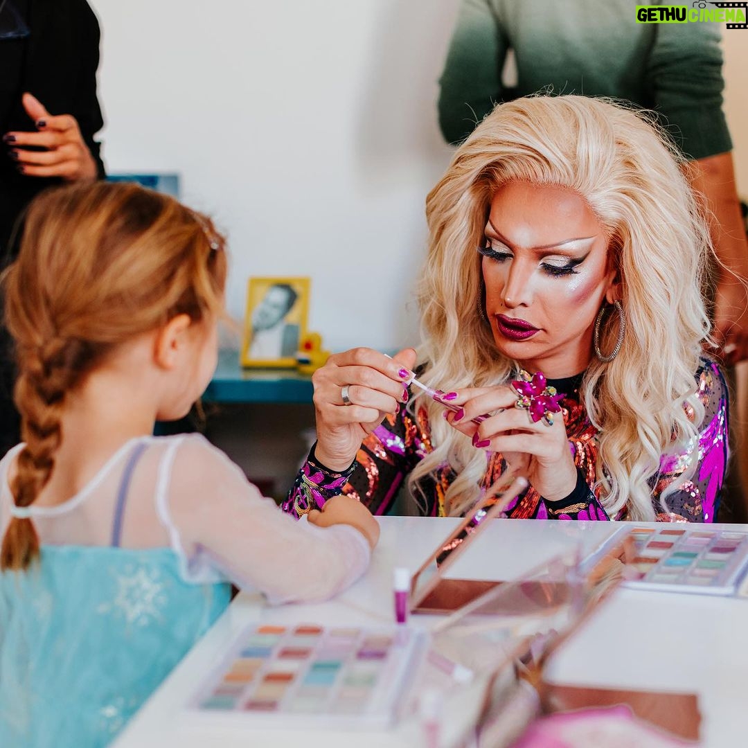 Ma'Ma Queen Instagram - Afgelopen zondag waren @iammamaqueen en de @bozebitchesboekenclub_ weer op bezoek voor een Drag Reading Hour! Er werd gemake-upt, voorgelezen (ja, inderdaad weer uit ‘DE NEEhoorn’) en de snoepjes en popcorn gingen hard (en werden de volgende dag nog in alle hoeken van The Writer’s Guide gevonden). Kortom: een topmiddag! Tot de volgende! 🏳️🌈 #dragstorytime #reading #bookclub #feministbookclub #rotterdam The Writer's Guide