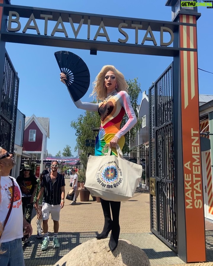 Ma'Ma Queen Instagram - Happy Pride month van Ma'MaQueen en Batavia Stad Fashion Outlet! Ter ere van deze bijzondere en belangrijke maand ontwierp ik een limited edition tas voor Batavia Stad, waarvan de opbrengsten naar ILGA- Europe gaan, die ervoor knokt om elk LGBTQIA+ persoon vrij, veilig en gelijk te maken. Jij kan een van de tassen winnen! 🚀 Bemachtig een van door Ma’MaQueen gesigneerde tassen door het volgende te doen: - Like en share deze post en tag @bataviastad en @iammamaqueen - Tag 3 vrienden die ook mee moeten doen met deze winactie omdat ze deze prachtige tas het hele jaar door met trots kunnen dragen! ✨ Happy Pride Month ✨ 🖤🤎🩶🤍🩵💙💜🩷❤️🧡💛💚 Eind van de maand maken we de winnaars bekent. ps: als je de gewoon de tas wil kopen, ga naar de link (3e) in mn bio! #partner #bataviastad #LGBTQIA+ #winactie