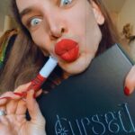Ma'Ma Queen Instagram - Ik ben verliefd! Op deze prachtige nieuwe kleuren lipliners en Liquid lipsticks van @cursedcosmetics_ by @jessie_maya_ Vanaf 14 februari te koop @ https://cursed-cosmetics.com Lieve Jessie, Je bent een grote inspiratie voor me, een belangrijke representatie voor veel mensen en ik ben mega trots op je. Ik volg je al een tijd, geniet van alles wat je doet, hoe je jezelf bent en iedereen stimuleert dat ook te zijn. Dankjewel! ♥️♥️♥️