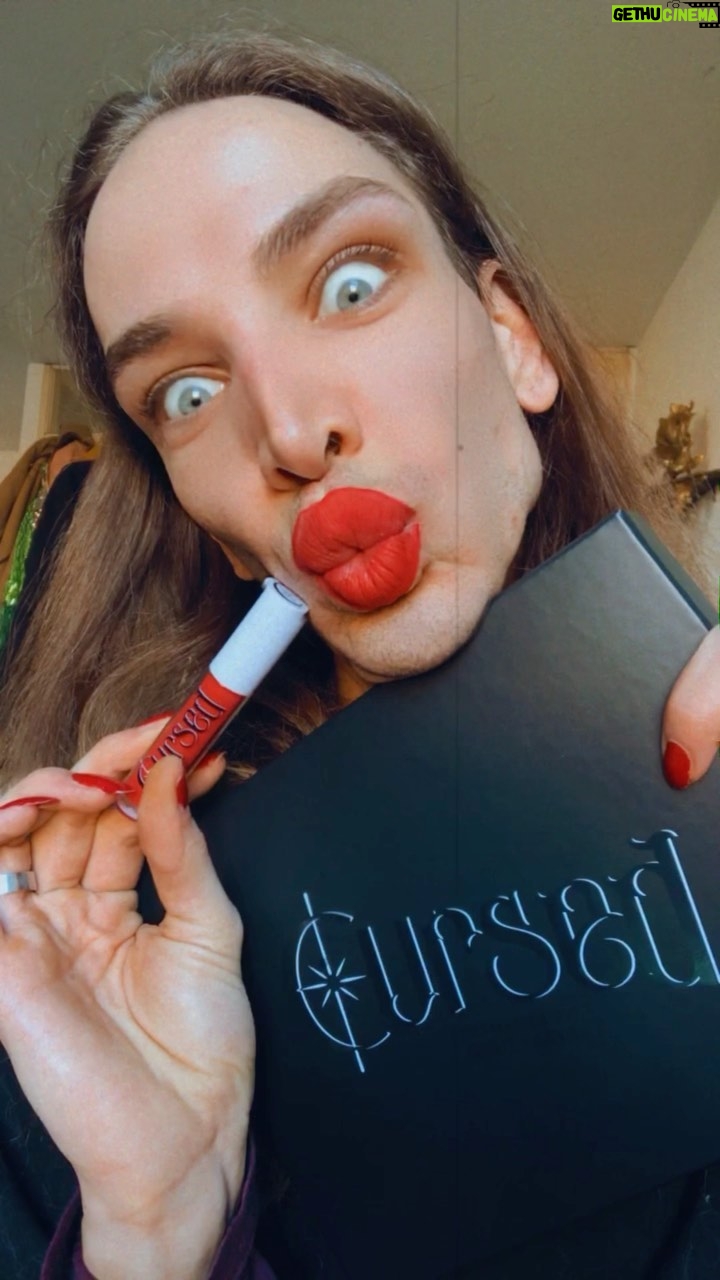 Ma'Ma Queen Instagram - Ik ben verliefd! Op deze prachtige nieuwe kleuren lipliners en Liquid lipsticks van @cursedcosmetics_ by @jessie_maya_ Vanaf 14 februari te koop @ https://cursed-cosmetics.com Lieve Jessie, Je bent een grote inspiratie voor me, een belangrijke representatie voor veel mensen en ik ben mega trots op je. Ik volg je al een tijd, geniet van alles wat je doet, hoe je jezelf bent en iedereen stimuleert dat ook te zijn. Dankjewel! ♥️♥️♥️