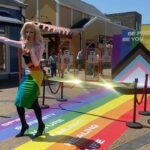 Ma’Ma Queen Instagram – Happy Pride month van Ma’MaQueen en Batavia Stad Fashion Outlet! Ter ere van deze bijzondere en belangrijke maand ontwierp ik een limited edition tas voor Batavia Stad, waarvan de opbrengsten naar ILGA- Europe gaan, die ervoor knokt om elk LGBTQIA+ persoon vrij, veilig en gelijk te maken. Jij kan een van de tassen winnen! 🚀 Bemachtig een van door Ma’MaQueen gesigneerde tassen door het volgende te doen:

– Like en share deze post en tag @bataviastad en @iammamaqueen 
– Tag 3 vrienden die ook mee moeten doen met deze winactie omdat ze deze prachtige tas het hele jaar door met trots kunnen dragen! 

✨ Happy Pride Month ✨
🖤🤎🩶🤍🩵💙💜🩷❤️🧡💛💚

Eind van de maand maken we de winnaars bekent. 

ps: als je de gewoon de tas wil kopen, ga naar de link (3e) in mn bio! 
#partner #bataviastad #LGBTQIA+ #winactie