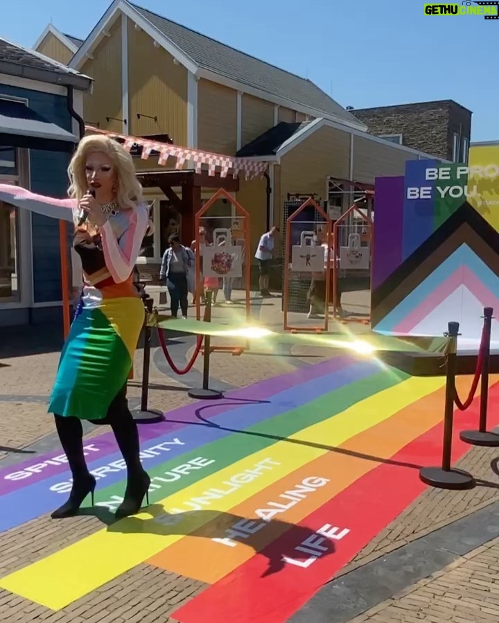 Ma'Ma Queen - 1.6K Likes - Happy Pride month van Ma'MaQueen en Batavia Stad Fashion Outlet! Ter ere van deze bijzondere en belangrijke maand ontwierp ik een limited edition tas voor Batavia Stad, waarvan de opbrengsten naar ILGA- Europe gaan, die ervoor knokt om elk LGBTQIA+ persoon vrij, veilig en gelijk te maken. Jij kan een van de tassen winnen! π Bemachtig een van door MaβMaQueen gesigneerde tassen door het volgende te doen:
- Like en share deze post en tag @bataviastad en @iammamaqueen
- Tag 3 vrienden die ook mee moeten doen met deze winactie omdat ze deze prachtige tas het hele jaar door met trots kunnen dragen!
β¨ Happy Pride Month β¨
π€π€π©Άπ€π©΅πππ©·β€οΈπ§‘ππ
Eind van de maand maken we de winnaars bekent.
ps: als je de gewoon de tas wil kopen, ga naar de link (3e) in mn bio!
#partner #bataviastad #LGBTQIA+ #winactie