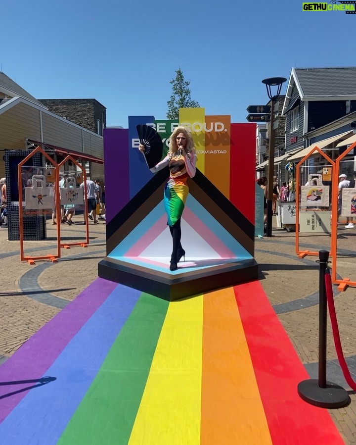 Ma'Ma Queen Instagram - Happy Pride month van Ma'MaQueen en Batavia Stad Fashion Outlet! Ter ere van deze bijzondere en belangrijke maand ontwierp ik een limited edition tas voor Batavia Stad, waarvan de opbrengsten naar ILGA- Europe gaan, die ervoor knokt om elk LGBTQIA+ persoon vrij, veilig en gelijk te maken. Jij kan een van de tassen winnen! 🚀 Bemachtig een van door Ma’MaQueen gesigneerde tassen door het volgende te doen: - Like en share deze post en tag @bataviastad en @iammamaqueen - Tag 3 vrienden die ook mee moeten doen met deze winactie omdat ze deze prachtige tas het hele jaar door met trots kunnen dragen! ✨ Happy Pride Month ✨ 🖤🤎🩶🤍🩵💙💜🩷❤️🧡💛💚 Eind van de maand maken we de winnaars bekent. ps: als je de gewoon de tas wil kopen, ga naar de link (3e) in mn bio! #partner #bataviastad #LGBTQIA+ #winactie