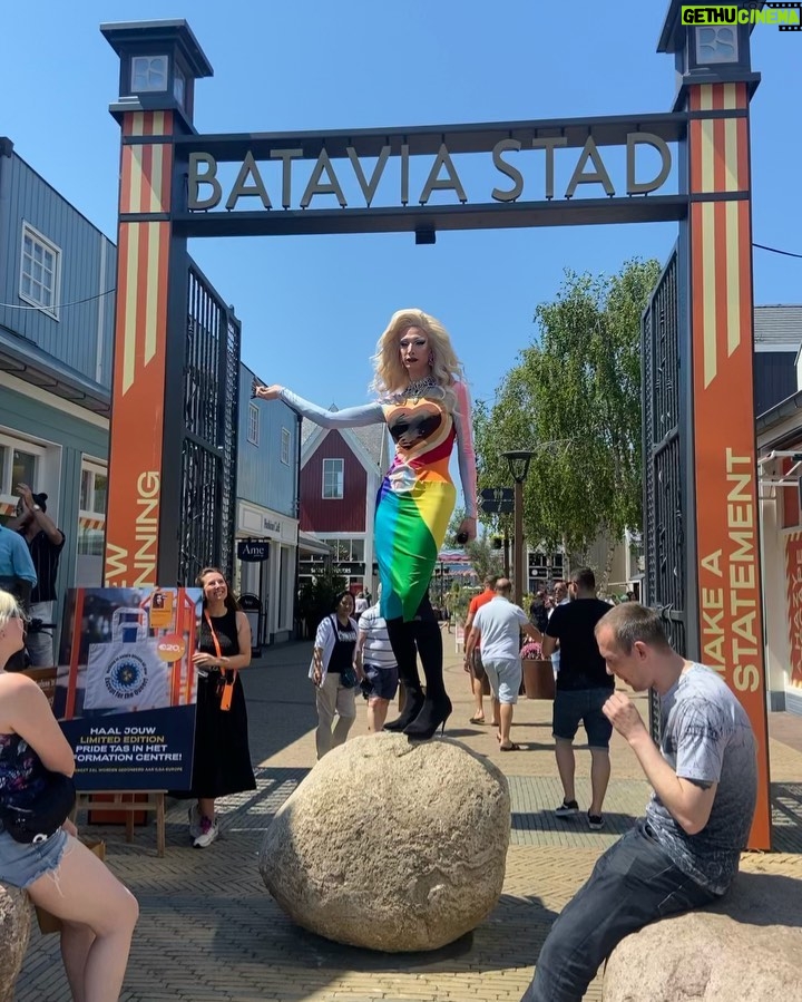 Ma'Ma Queen Instagram - Happy Pride month van Ma'MaQueen en Batavia Stad Fashion Outlet! Ter ere van deze bijzondere en belangrijke maand ontwierp ik een limited edition tas voor Batavia Stad, waarvan de opbrengsten naar ILGA- Europe gaan, die ervoor knokt om elk LGBTQIA+ persoon vrij, veilig en gelijk te maken. Jij kan een van de tassen winnen! 🚀 Bemachtig een van door Ma’MaQueen gesigneerde tassen door het volgende te doen: - Like en share deze post en tag @bataviastad en @iammamaqueen - Tag 3 vrienden die ook mee moeten doen met deze winactie omdat ze deze prachtige tas het hele jaar door met trots kunnen dragen! ✨ Happy Pride Month ✨ 🖤🤎🩶🤍🩵💙💜🩷❤️🧡💛💚 Eind van de maand maken we de winnaars bekent. ps: als je de gewoon de tas wil kopen, ga naar de link (3e) in mn bio! #partner #bataviastad #LGBTQIA+ #winactie