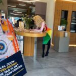Ma’Ma Queen Instagram – Happy Pride month van Ma’MaQueen en Batavia Stad Fashion Outlet! Ter ere van deze bijzondere en belangrijke maand ontwierp ik een limited edition tas voor Batavia Stad, waarvan de opbrengsten naar ILGA- Europe gaan, die ervoor knokt om elk LGBTQIA+ persoon vrij, veilig en gelijk te maken. Jij kan een van de tassen winnen! 🚀 Bemachtig een van door Ma’MaQueen gesigneerde tassen door het volgende te doen:

– Like en share deze post en tag @bataviastad en @iammamaqueen 
– Tag 3 vrienden die ook mee moeten doen met deze winactie omdat ze deze prachtige tas het hele jaar door met trots kunnen dragen! 

✨ Happy Pride Month ✨
🖤🤎🩶🤍🩵💙💜🩷❤️🧡💛💚

Eind van de maand maken we de winnaars bekent. 

ps: als je de gewoon de tas wil kopen, ga naar de link (3e) in mn bio! 
#partner #bataviastad #LGBTQIA+ #winactie