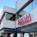 Ma'Ma Queen Instagram - Wat een droom; Ma’Ma x Hema! What a dream! A non-binary trans feminine Drag Artist modeling for @hemanederland, the Dutch most famous Wearhouse. Known for their Hema-hotdogs 🌭 & Hema-tompouce. Right now I am only visible in Hilversum and from the 6th of april also in Alkmaar but fingers crossed you can see me soon in every Hema in the Netherlands! I am proud of you @hemanederland that, in this day and age where the world feels smaller but the distance between people feels bigger, @hemanederland choses to include a person like me to represent their Hema-family. Thank you so much! ♥️ Team: @hemanederland @bartkleijzen , Martine Buis, Leonie Verlaan Concept & fotograaf: @rose.schildwacht Creative fotografie producer: @claudiaeva_schmidt Styling: @meikelinthorst Pruik: @vivaldified Make-up: @iammamaqueen Shoes: @silhouette_schoenen Haar en make up on set: @daphneweijers Bureau: @totalcreationnl Agency: @thedragagency Special thanks to @missabbyomg for letting me borrow your wig 💖