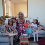 Ma’Ma Queen Instagram – We hebben weer een ontzettend leuke voorlees middag gehad! Het nieuwe boekje @rebel_lucy was een groot succes, net als de snoepjes, de pruiken en glitters. 
#dragqueenstoryhour #dragqueenstorytime #reading #writing #art #fun 

Video and editing by @licka_lolly