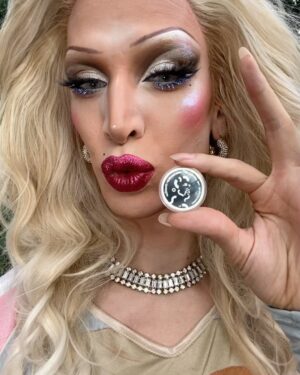 Ma'Ma Queen Instagram - Dragqueens love coins! Helemaal deze bijzondere munt. Dit is namelijk de herdenkingsmunt dat het @cocnld 50 jaar geleden erkenning kreeg. Daarom heeft @royaldutchmint deze speciale limited edition munt geslagen. 
Het coc is een belangenorganisatie die zich al ruim 60 jaar inzet voor acceptatie en emancipatie van de lgbtqia+ communitie. Waarvan dus 50 jaar als door het koningshuis erkend. 
Mijn eerste queer avond in Doetinchem, waar ik ben geboren en opgegroeid, was een COC avond in een buurthuis. Hoe meer ik mn queer identiteit heb ontdekt des te vaker ik deze organisatie tegen kwam. We hopen natuurlijk dat deze organisatie op een gegeven moment niet meer nodig is omdat we allemaal veilig ons zelf kunnen zijn. Maar het tegenover gestelde is helaas waar. Daarom zijn organisaties zoals het COC ontzettend belangrijk. 
Ik dacht voor deze gelegenheid ga ik lekker de straat op, om te laten zien dat ik me niet uit het veld laat slaan en mn plek in de maatschappij claim, zichtbaar ben en mezelf ben waar ik ook kom! 
@cocnld bedankt voor jullie kracht, doorzettingsvermogen en inspiratie. En natuurlijk bedankt dat ik deze bijzondere munt heb mogen ontvangen! 
Je kan je eigen munt bestellen op www.knm.nl/coc #royaldutchmint #munt #coin #coc