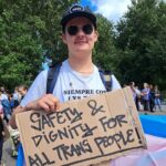 Ma'Ma Queen Instagram - Wie je bent, zeg je zelf! De transwet is van groot belang voor transgender mensen. Maar tot nu toe gaat bijna alle aandacht voor de wet alleen maar over spookbeelden. Daarom willen wij de aandacht terugbrengen naar waar het écht om gaat: veiligheid, vrijheid en steun aan de trans community. De hele maand spreken bekende en onbekende trans mensen over het belang van de wet voor onze gemeenschap. En ook onze bondgenoten spreken zich uit! Samen willen wij laten zien dat deze wet hard nodig is. Vandaag aan het woord: Drag Icon Ma’MaQueen @iammamaqueen strafrechtadvocaat Zahra Boufadiss @advocaatboef en Trans Pride Walk deelnemer Finn. Lees hier wat zij zeggen: “De invoering van de transgenderwet in Nederland is cruciaal voor de erkenning en bescherming van transgender personen. Deze wet erkent ons recht om onze genderidentiteit juridisch te bevestigen, wat zorgt voor een dieper gevoel van zelfacceptatie en inclusie in de maatschappij. Het vereenvoudigd toegang tot medische zorg en maakt het dagelijks leven makkelijker door het verminderen van discriminatie en stigmatisering. Bovendien helpt deze wet om een bredere maatschappelijke acceptatie te bevorderen, waardoor transgender personen zich eindelijk volledig kunnen ontplooien en hun authentieke zelf kunnen zijn.” - Ma’MaQueen, drag artiest “Vroeger konden trans personen de gang van hun leven amper zelf bepalen. Sindsdien is gelukkig vooruitgang geboekt, maar we zijn er nog niet. Wanneer trans personen niet meer van artsen en deskundigenverklaringen afhankelijk zijn, krijgen zij hun autonomie terug. Daarom is deze wet van groot belang voor hun vrijheid en zelfbeschikking. Zij kunnen zelf het beste bepalen wie zij zijn. Net als jij en ik.” - Zahra Boufadiss, strafrechtadvocaat Jebbink Soeteman Advocaten. Foto: David Jelgersma “Voor mij is het belangrijk dat de zeggenschap over trans mensen hun levens terugkomt bij de mensen die trans zijn, in plaats van bij de mensen die de regels maken. Als we dat meer terug kunnen brengen naar de mensen waar het daadwerkelijk om gaat, dan zal dat veel oplossen en heel veel verdriet schelen bij een hele hoop trans mensen." Finn, deelnemer Trans Pride Walk