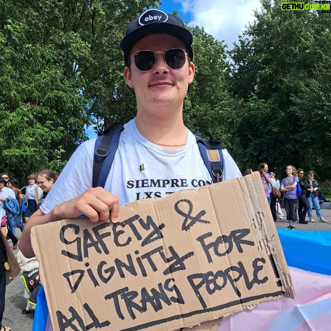 Ma'Ma Queen Instagram - Wie je bent, zeg je zelf! De transwet is van groot belang voor transgender mensen. Maar tot nu toe gaat bijna alle aandacht voor de wet alleen maar over spookbeelden. Daarom willen wij de aandacht terugbrengen naar waar het écht om gaat: veiligheid, vrijheid en steun aan de trans community. De hele maand spreken bekende en onbekende trans mensen over het belang van de wet voor onze gemeenschap. En ook onze bondgenoten spreken zich uit! Samen willen wij laten zien dat deze wet hard nodig is. Vandaag aan het woord: Drag Icon Ma’MaQueen @iammamaqueen strafrechtadvocaat Zahra Boufadiss @advocaatboef en Trans Pride Walk deelnemer Finn. Lees hier wat zij zeggen: “De invoering van de transgenderwet in Nederland is cruciaal voor de erkenning en bescherming van transgender personen. Deze wet erkent ons recht om onze genderidentiteit juridisch te bevestigen, wat zorgt voor een dieper gevoel van zelfacceptatie en inclusie in de maatschappij. Het vereenvoudigd toegang tot medische zorg en maakt het dagelijks leven makkelijker door het verminderen van discriminatie en stigmatisering. Bovendien helpt deze wet om een bredere maatschappelijke acceptatie te bevorderen, waardoor transgender personen zich eindelijk volledig kunnen ontplooien en hun authentieke zelf kunnen zijn.” - Ma’MaQueen, drag artiest “Vroeger konden trans personen de gang van hun leven amper zelf bepalen. Sindsdien is gelukkig vooruitgang geboekt, maar we zijn er nog niet. Wanneer trans personen niet meer van artsen en deskundigenverklaringen afhankelijk zijn, krijgen zij hun autonomie terug. Daarom is deze wet van groot belang voor hun vrijheid en zelfbeschikking. Zij kunnen zelf het beste bepalen wie zij zijn. Net als jij en ik.” - Zahra Boufadiss, strafrechtadvocaat Jebbink Soeteman Advocaten. Foto: David Jelgersma “Voor mij is het belangrijk dat de zeggenschap over trans mensen hun levens terugkomt bij de mensen die trans zijn, in plaats van bij de mensen die de regels maken. Als we dat meer terug kunnen brengen naar de mensen waar het daadwerkelijk om gaat, dan zal dat veel oplossen en heel veel verdriet schelen bij een hele hoop trans mensen." Finn, deelnemer Trans Pride Walk