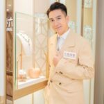 Ma Kwok-Ming Instagram - 佩戴珠寶並非女士的專利，只要搭配得宜，同樣可為男士造型錦上添花。早前獲邀參加了六福珠寶位於尖沙咀新港中心的全新形象店開業活動，剛好為正在籌備婚禮的我，提供了一些靈感！ 今次到訪試戴了全新『玄酷』系列『夢想啟程』鉑金吊墜，有力量之源的象徵。我馬上就要走上人生的另一個階段，對我來說份外有意思。而六福珠寶以「5」、「20」、「13」、「1」、「4」作為設計概念的婚嫁系列，當中的情侶對戒，亦是甜蜜婚禮的放閃必備之選……🥰🥰🥰 @lukfookjewellery_official #六福珠寶 #LukfookJewellery #婚享甜蜜愛 #因為愛很美 #婚嫁系列 #WeddingCollection #玄酷系列 #CcoolCollection outfit: @newbottega style director: @derekho_ styling: @willng_cc @creativecoven_