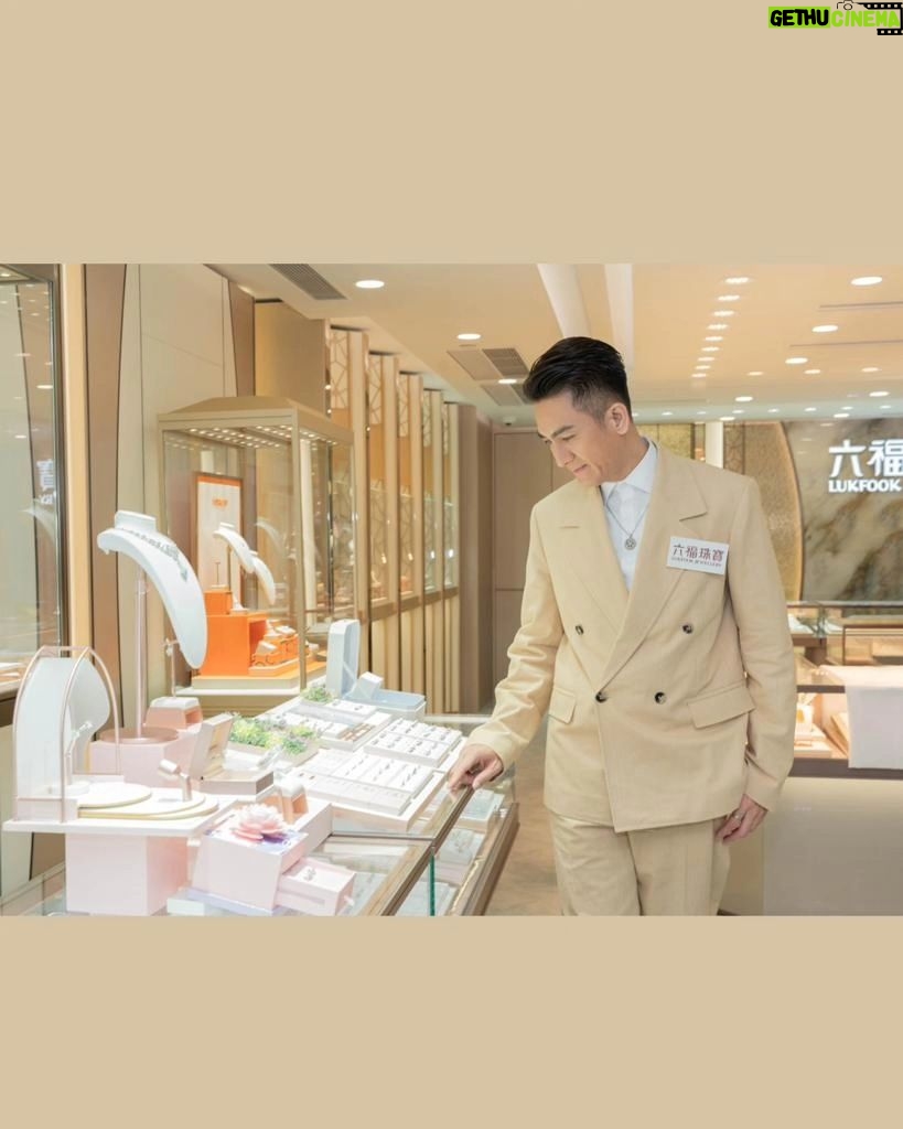 Ma Kwok-Ming Instagram - 佩戴珠寶並非女士的專利,只要搭配得宜,同樣可為男士造型錦上添花。早前獲邀參加了六福珠寶位於尖沙咀新港中心的全新形象店開業活動,剛好為正在籌備婚禮的我,提供了一些靈感! 今次到訪試戴了全新『玄酷』系列『夢想啟程』鉑金吊墜,有力量之源的象徵。我馬上就要走上人生的另一個階段,對我來說份外有意思。而六福珠寶以「5」、「20」、「13」、「1」、「4」作為設計概念的婚嫁系列,當中的情侶對戒,亦是甜蜜婚禮的放閃必備之選……🥰🥰🥰 @lukfookjewellery_official #六福珠寶 #LukfookJewellery #婚享甜蜜愛 #因為愛很美 #婚嫁系列 #WeddingCollection #玄酷系列 #CcoolCollection outfit: @newbottega style director: @derekho_ styling: @willng_cc @creativecoven_