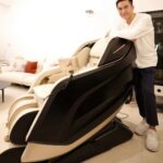 Ma Kwok-Ming Instagram - 「世界級難題」❗️❗️❗️ 好事一定要成雙， 所以今年母親節我好醒目準備咗✌️張 #ITSU按摩椅 送俾✌️位母親大人，係咪好乖仔呢~~掂呀！👍😎 💋 母親節快樂 🌹 😘 多謝媽咪無微不至嘅照顧！ 🤗 多謝 #ITSU 按得媽咪好舒服！ #大師體現 #反轉概念 🔃 #唔好再問我跌落水救邊個先😆 #掂呀 #母親節快樂