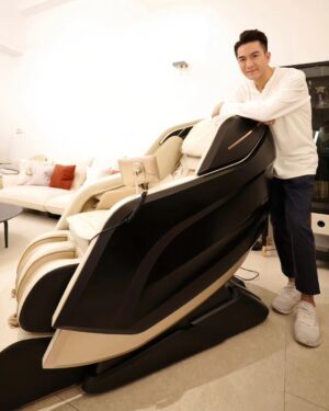 Ma Kwok-Ming Instagram - 「世界級難題」❗️❗️❗️

好事一定要成雙，
所以今年母親節我好醒目準備咗✌️張 #ITSU按摩椅 送俾✌️位母親大人，係咪好乖仔呢~~掂呀！👍😎

💋 母親節快樂 🌹 

😘 多謝媽咪無微不至嘅照顧！
🤗 多謝 #ITSU 按得媽咪好舒服！

#大師體現 #反轉概念 🔃
#唔好再問我跌落水救邊個先😆 #掂呀
#母親節快樂