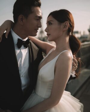 Ma Kwok-Ming Instagram - 一直沒有放婚紗照，
因為想保持一下神秘感給婚禮的來賓，
忍了這麼久，終於可以發了！
非常感謝 @alden_chenyin 小白老師base在巴黎的團隊，
整個法國婚紗照之旅非常順利，
妝化小姐姐們也非常專業！
非常喜歡拍出來效果
所以婚禮也決定一定要邀請小白老師，
所有賓客都非常喜歡出來的效果
也特別感謝 @misselvani 的介紹才認識小白老師😚

👰‍♀️ 
White wedding gown @trinitybridal @ritavinieris

🤵‍♂️
black suit @alexandermcqueen 
shoes @ysl 
Beige suit @ralphlauren
style director @derekho_
styling @wiling_cc @creativecoven_
