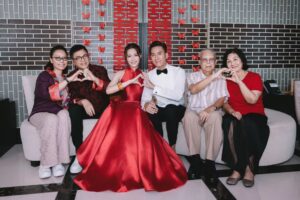 Ma Kwok-Ming Instagram - 謝謝 雙方 父母家人……😘😘😘
謝謝 攝影團隊……@alden_chenyin 😎😎😎
最後 工作多年……真的有很多 疼愛自己的朋友……未能全部請來……非常抱歉……希望未來日子有機會再請大家食飯……😝🤪😜