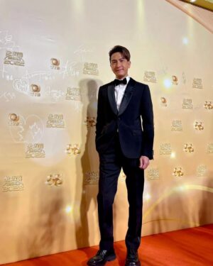 Ma Kwok-Ming Instagram - 萬千星輝頒獎典禮 2022……🥳🥳🥳🎉🎉🎉🎊🎊🎊

outfit: @maisonvalentino
style director: @derekho_ 
styling: @willng_cc @creativecoven_