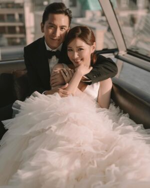 Ma Kwok-Ming Instagram - 一直沒有放婚紗照，
因為想保持一下神秘感給婚禮的來賓，
忍了這麼久，終於可以發了！
非常感謝 @alden_chenyin 小白老師base在巴黎的團隊，
整個法國婚紗照之旅非常順利，
妝化小姐姐們也非常專業！
非常喜歡拍出來效果
所以婚禮也決定一定要邀請小白老師，
所有賓客都非常喜歡出來的效果
也特別感謝 @misselvani 的介紹才認識小白老師😚

👰‍♀️ 
White wedding gown @trinitybridal @ritavinieris

🤵‍♂️
black suit @alexandermcqueen 
shoes @ysl 
Beige suit @ralphlauren
style director @derekho_
styling @wiling_cc @creativecoven_