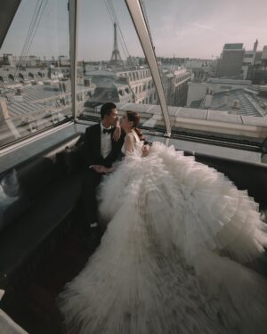 Ma Kwok-Ming Instagram - 一直沒有放婚紗照，
因為想保持一下神秘感給婚禮的來賓，
忍了這麼久，終於可以發了！
非常感謝 @alden_chenyin 小白老師base在巴黎的團隊，
整個法國婚紗照之旅非常順利，
妝化小姐姐們也非常專業！
非常喜歡拍出來效果
所以婚禮也決定一定要邀請小白老師，
所有賓客都非常喜歡出來的效果
也特別感謝 @misselvani 的介紹才認識小白老師😚

👰‍♀️ 
White wedding gown @trinitybridal @ritavinieris

🤵‍♂️
black suit @alexandermcqueen 
shoes @ysl 
Beige suit @ralphlauren
style director @derekho_
styling @wiling_cc @creativecoven_
