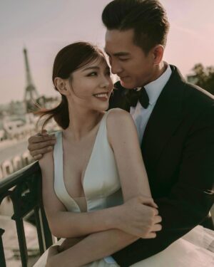 Ma Kwok-Ming Instagram - 一直沒有放婚紗照，
因為想保持一下神秘感給婚禮的來賓，
忍了這麼久，終於可以發了！
非常感謝 @alden_chenyin 小白老師base在巴黎的團隊，
整個法國婚紗照之旅非常順利，
妝化小姐姐們也非常專業！
非常喜歡拍出來效果
所以婚禮也決定一定要邀請小白老師，
所有賓客都非常喜歡出來的效果
也特別感謝 @misselvani 的介紹才認識小白老師😚

👰‍♀️ 
White wedding gown @trinitybridal @ritavinieris

🤵‍♂️
black suit @alexandermcqueen 
shoes @ysl 
Beige suit @ralphlauren
style director @derekho_
styling @wiling_cc @creativecoven_