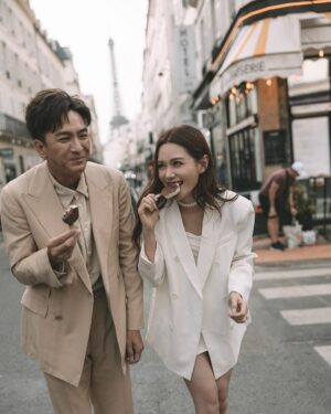Ma Kwok-Ming Instagram - 一直沒有放婚紗照，
因為想保持一下神秘感給婚禮的來賓，
忍了這麼久，終於可以發了！
非常感謝 @alden_chenyin 小白老師base在巴黎的團隊，
整個法國婚紗照之旅非常順利，
妝化小姐姐們也非常專業！
非常喜歡拍出來效果
所以婚禮也決定一定要邀請小白老師，
所有賓客都非常喜歡出來的效果
也特別感謝 @misselvani 的介紹才認識小白老師😚

👰‍♀️ 
White wedding gown @trinitybridal @ritavinieris

🤵‍♂️
black suit @alexandermcqueen 
shoes @ysl 
Beige suit @ralphlauren
style director @derekho_
styling @wiling_cc @creativecoven_