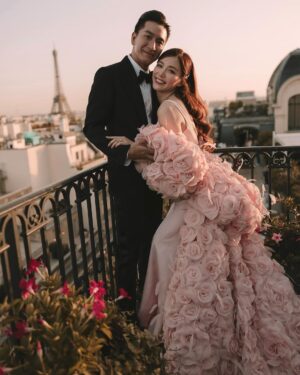 Ma Kwok-Ming Instagram - 一直沒有放婚紗照，
因為想保持一下神秘感給婚禮的來賓，
忍了這麼久，終於可以發了！
非常感謝 @alden_chenyin 小白老師base在巴黎的團隊，
整個法國婚紗照之旅非常順利，
妝化小姐姐們也非常專業！
非常喜歡拍出來效果
所以婚禮也決定一定要邀請小白老師，
所有賓客都非常喜歡出來的效果
也特別感謝 @misselvani 的介紹才認識小白老師😚

👰‍♀️ 
White wedding gown @trinitybridal @ritavinieris

🤵‍♂️
black suit @alexandermcqueen 
shoes @ysl 
Beige suit @ralphlauren
style director @derekho_
styling @wiling_cc @creativecoven_