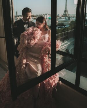 Ma Kwok-Ming Instagram - 一直沒有放婚紗照，
因為想保持一下神秘感給婚禮的來賓，
忍了這麼久，終於可以發了！
非常感謝 @alden_chenyin 小白老師base在巴黎的團隊，
整個法國婚紗照之旅非常順利，
妝化小姐姐們也非常專業！
非常喜歡拍出來效果
所以婚禮也決定一定要邀請小白老師，
所有賓客都非常喜歡出來的效果
也特別感謝 @misselvani 的介紹才認識小白老師😚

👰‍♀️ 
White wedding gown @trinitybridal @ritavinieris

🤵‍♂️
black suit @alexandermcqueen 
shoes @ysl 
Beige suit @ralphlauren
style director @derekho_
styling @wiling_cc @creativecoven_