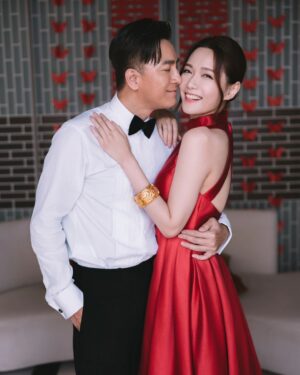 Ma Kwok-Ming Instagram - 謝謝老婆為老公安排咗個完美婚禮……
每個細節都很美……流程安排得很好……大家都玩得很開心……
😘😘😘
謝謝兄弟姊妹團……😎😎😎

outfit: @tomford 
shoes: @jimmychoo 
style director: @derekho_
styling: @willng_cc @creativecoven_

groomsmen outfits @ca_cindyalan