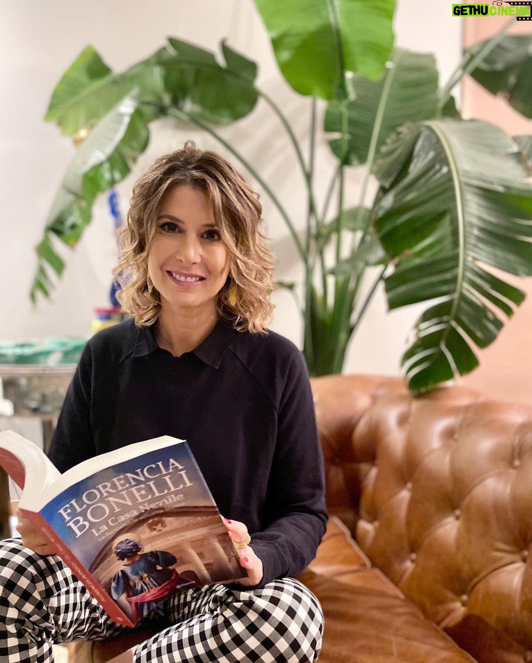 Macarena Pizarro Instagram - Ya tengo panorama para el fin de semana largo!! Salió la nueva novela de Florencia Bonelli, escritora argentina que conocí (y amé) hace años cuando leí la trilogía de Caballo de Fuego. La Casa Neville es la primera entrega de una nueva saga histórico-romántica que comienza en Londres en 1833. Disponible en @buscalibre, @antarticalibros, @feriachilenadellibro @planetadelibroscl @planetadeletrascl #CreemosEnLosLibros 📚#PublicidadGrupoPlaneta