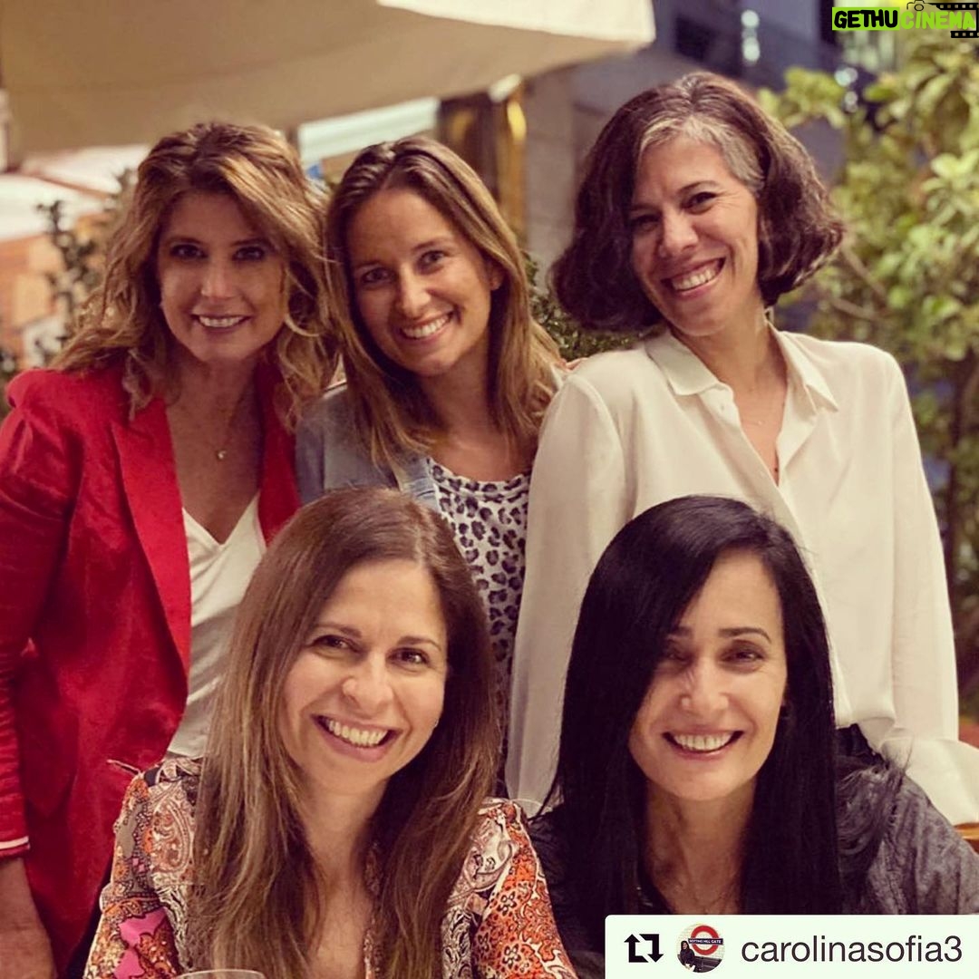 Macarena Pizarro - 1.8K Likes - Mis amigas de Chilevision. Algunas seguimos aquí, otras han emprendido nuevos rumbos, pero nos seguimos riendo como en los miles de desayunos que compartimos en el casino del canal. Las quiero!!!!❤️