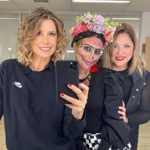 Macarena Pizarro Instagram - Cáchense el equipo “de miedo” de hoy, me maquilló la mismísima Frida hecha Catrina @_angieroa y me peinó la seca de la Marce ❤️ @marcebolivar