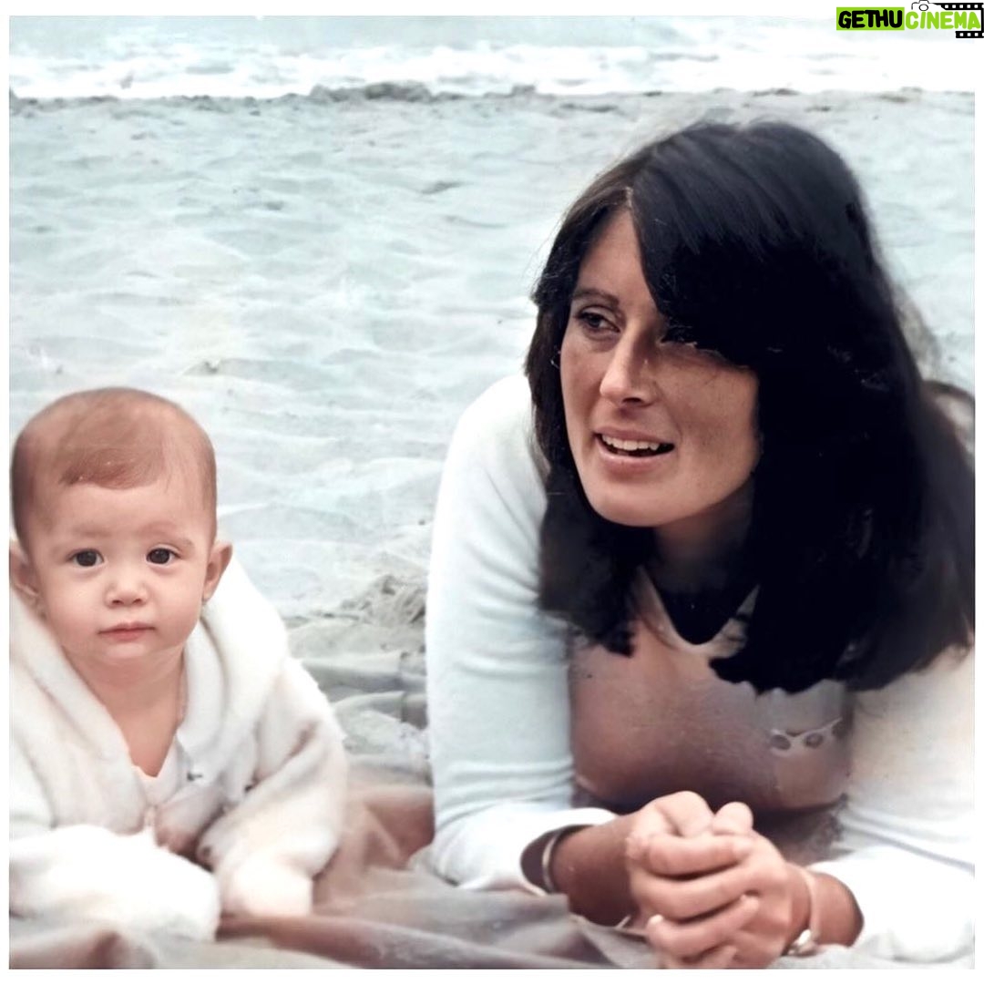 Macarena Pizarro - 1.4K Likes - Esa guaguita era yo!!! Y la mujer preciosa a mi lado es mi mamá... que sigue siendo preciosa, la más linda (mal de la lagartija a full) y sigue siempre a mi lado, aunque estemos lejos. ❤️ Te echo tanto de menos mamá!!! La foto la restauró @maria.decoreciclaje y pueden ver la original en la segunda foto. Me parece tan raro, y al mismo tiempo me enternece, verme en colores!!! Jajjaja! Todas mis fotos de guagua son en B/N 🤷♀️Gracias por el regalo!!!!