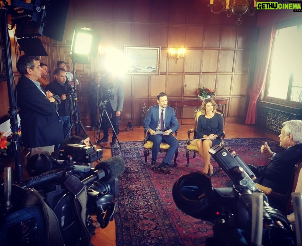 Macarena Pizarro Instagram - Entrevistando al Presidente @sebastianpinerae junto a @daniel_m_t para @chvnoticias y @cnnchile Palacio Presidencial Cerro Castillo