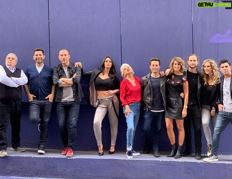 Macarena Pizarro - 1.1K Likes - Aquí los chiquilllos de @chilevision preparando una sorpresa!! #vamoscontigo