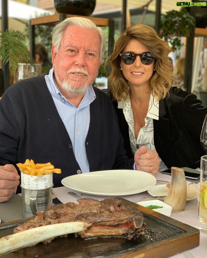 Macarena Pizarro Instagram - Almorzando con mi papá ❤️@carnalprime #tomahawk 🥩🦴
